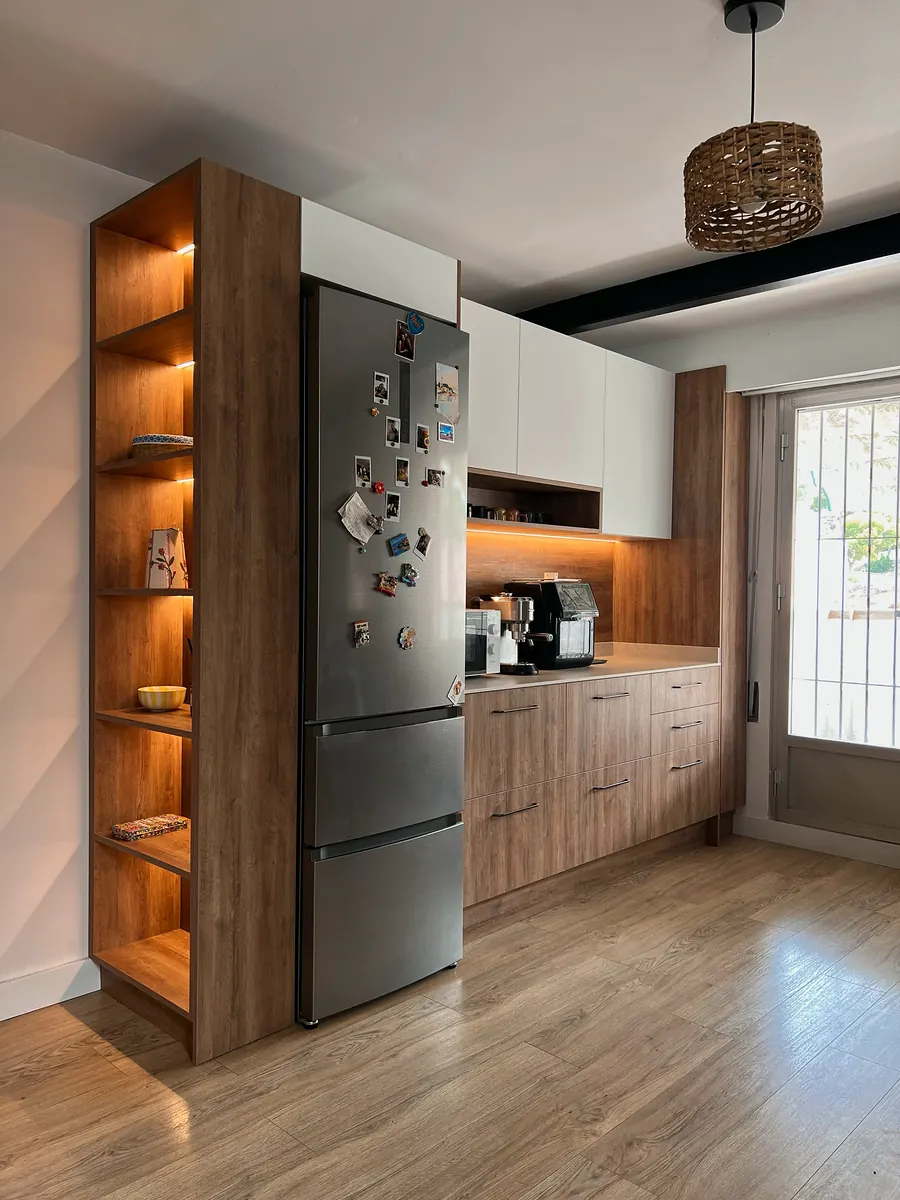 Cocina en blanco y madera con iluminación LED