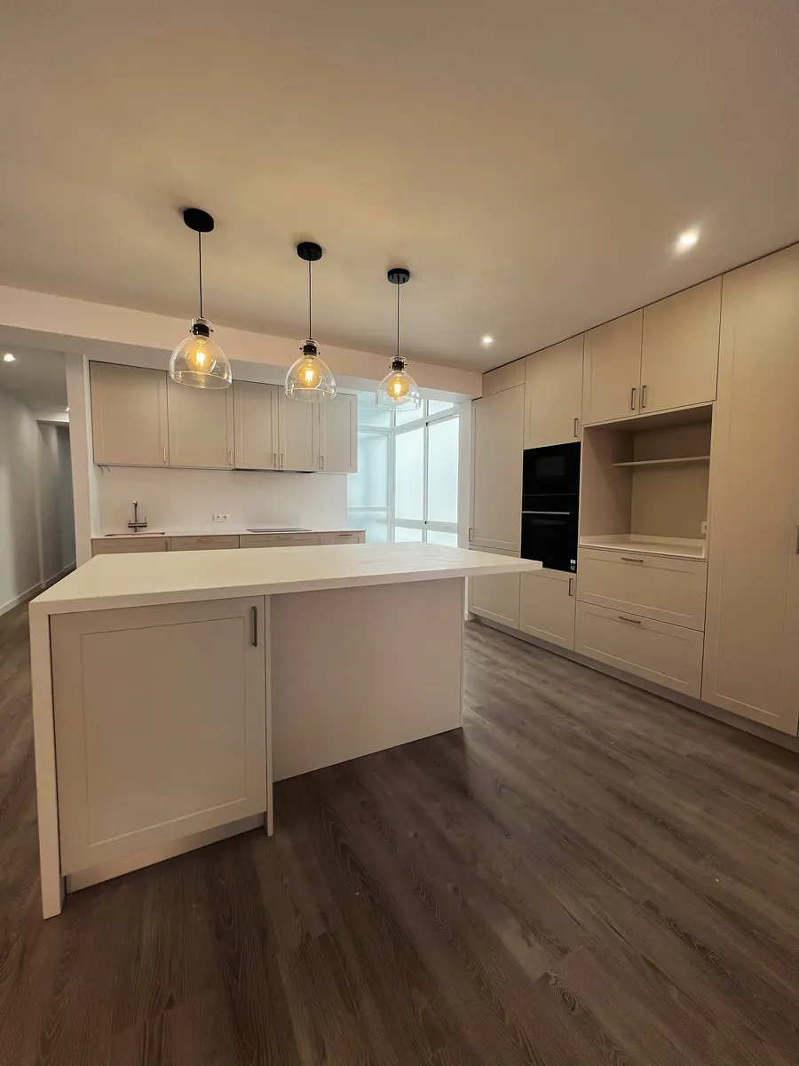 Cocina clásica y moderna con isla, abierta al salón