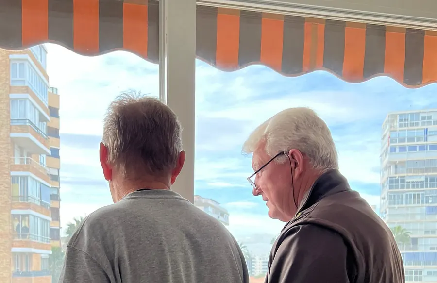 Los responsables de Cocinas Vistahermosa revisando una obra desde la ventana